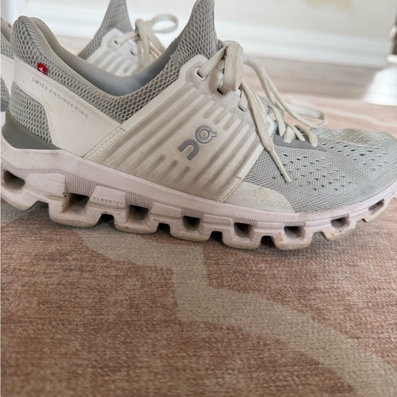 On women’s Running Shoes - Picture 4 of 5